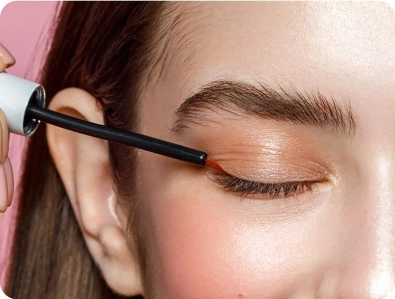 女性がアイライナーを引くような画像