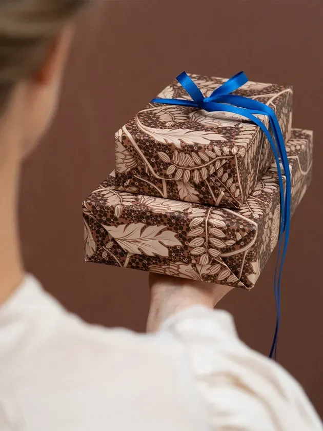 プレゼントと青いリボン