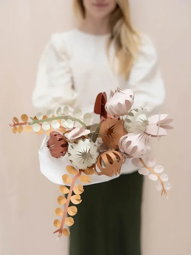 ペーパークラフトの花束を持つ女性
