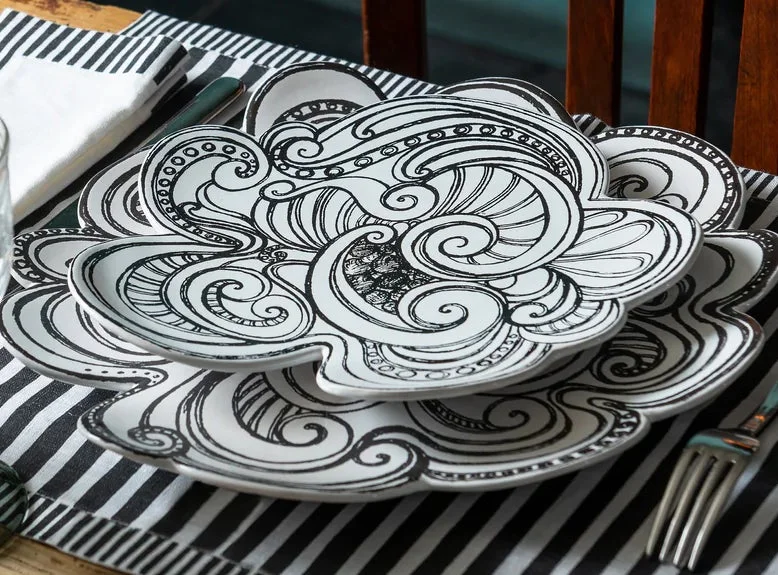 白黒の波模様の皿