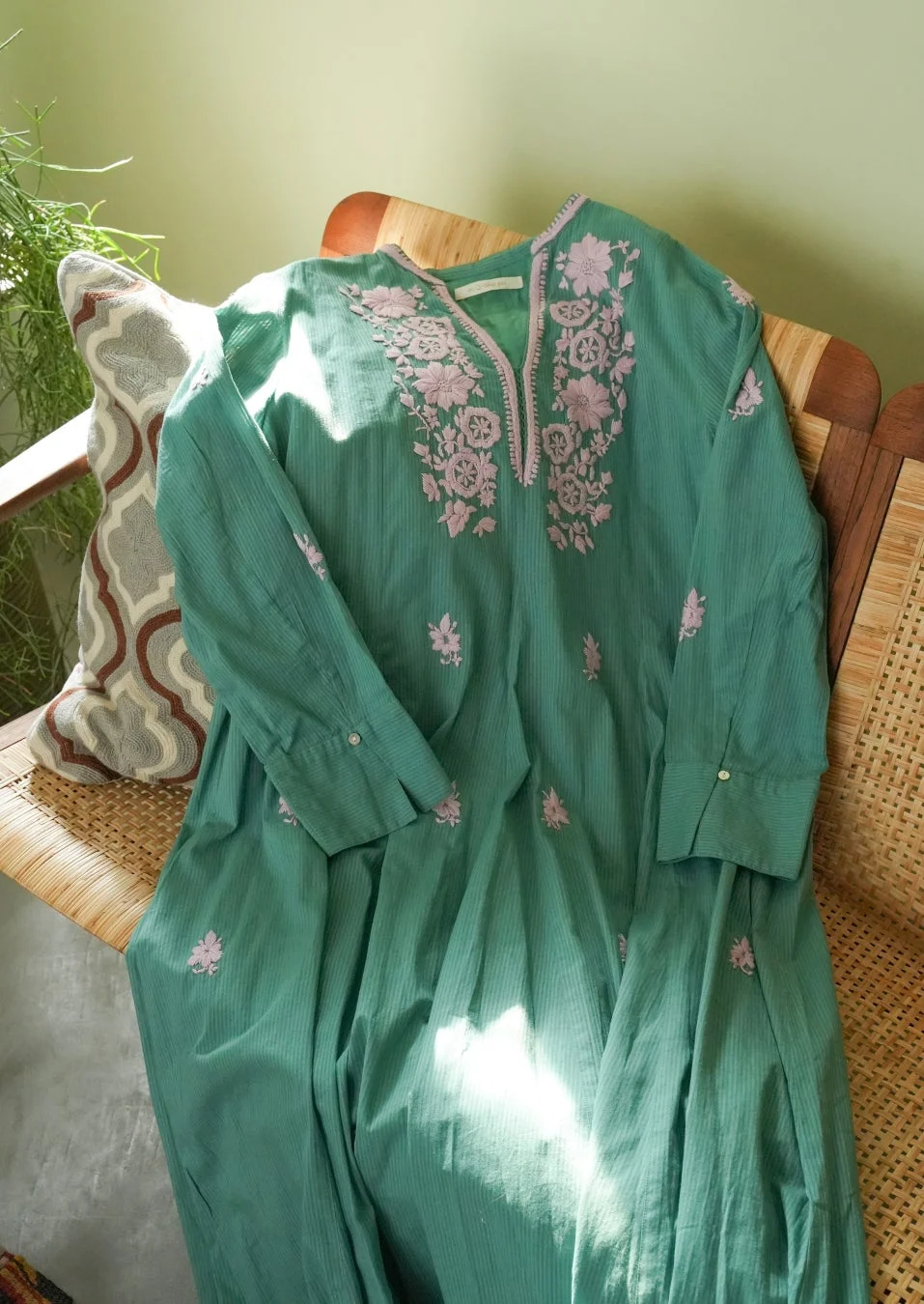 恵比寿店限定カラーのチカン刺繍ドレス