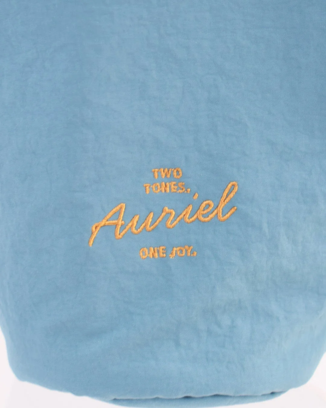 ロゴ刺繍のクローズアップ