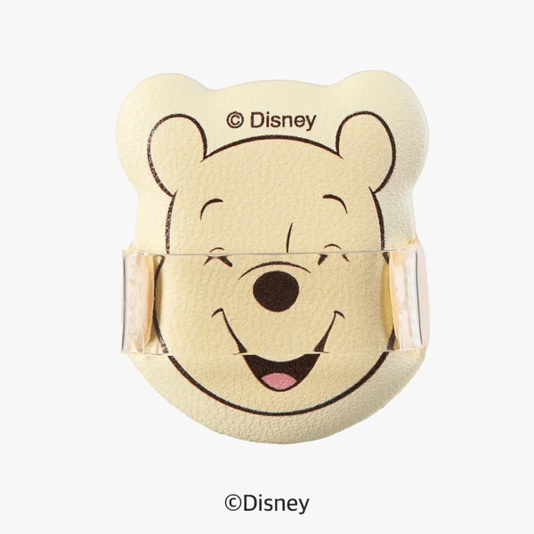 白い背景に、笑顔のくまのプーさんの顔の形をした黄色いアイテム