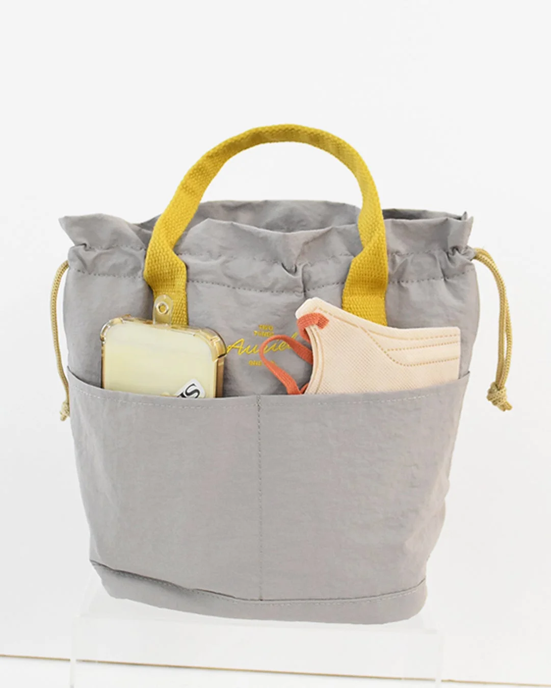 前ポケットにスマホとマスク