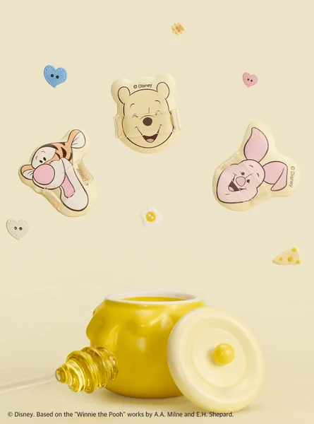 くまのプーさん、ティガー、ピグレットのキャラクターが描かれたクリップと、黄色いハニーポット