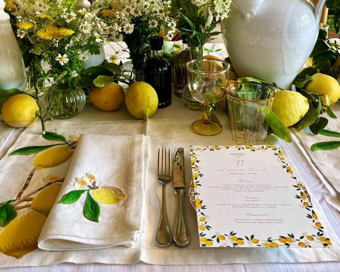 レモンと花のテーブルセッティング