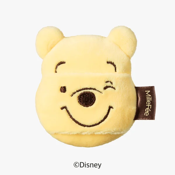 黄色いくまのプーさんの顔を模した、ウィンクしている可愛らしいぬいぐるみまたはポーチ