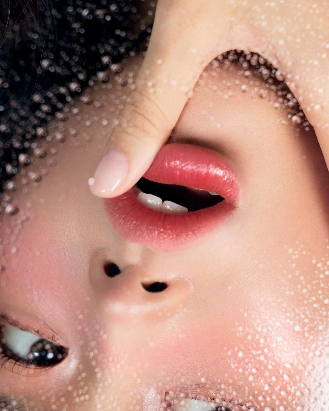 女性の顔と水滴