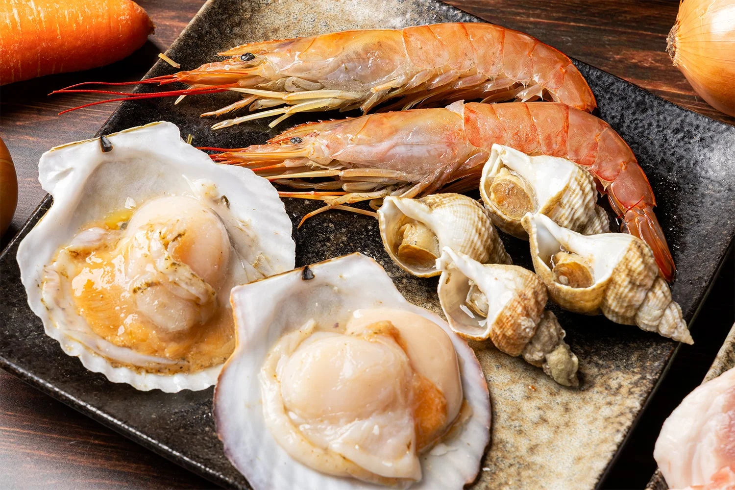 新鮮なエビ、ホタテ、サザエなどの魚介類