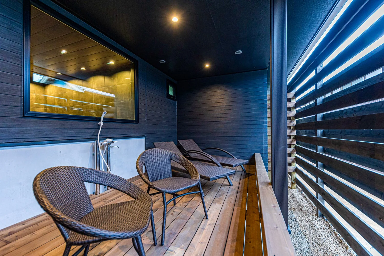 モダンなデザインの屋外テラス