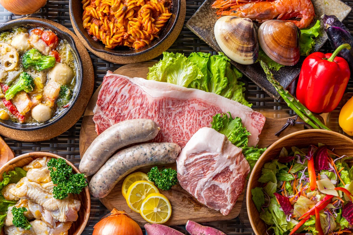 豪華な肉、魚介類、新鮮な野菜が豊富に並べられた食卓