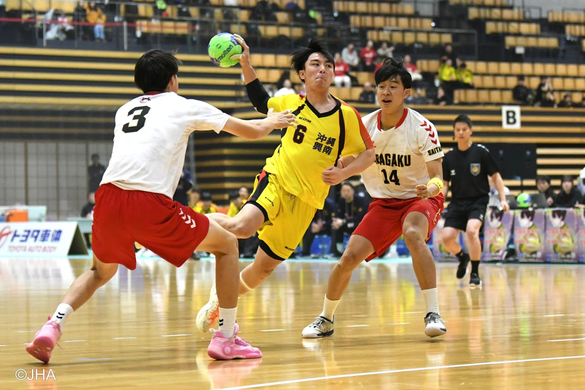 ハンドボール試合中の攻防