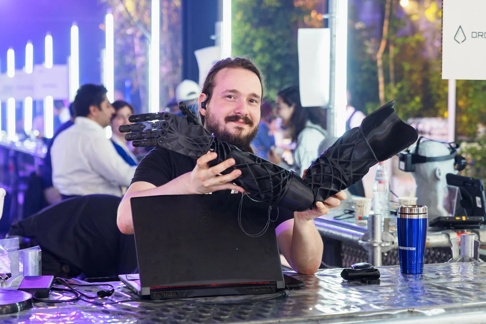 義手を持つ男性