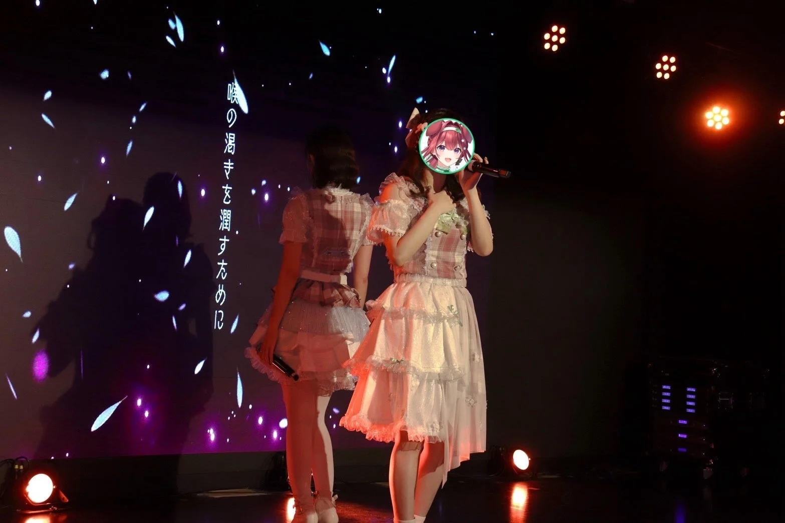 ステージ上で歌唱する女性パフォーマー