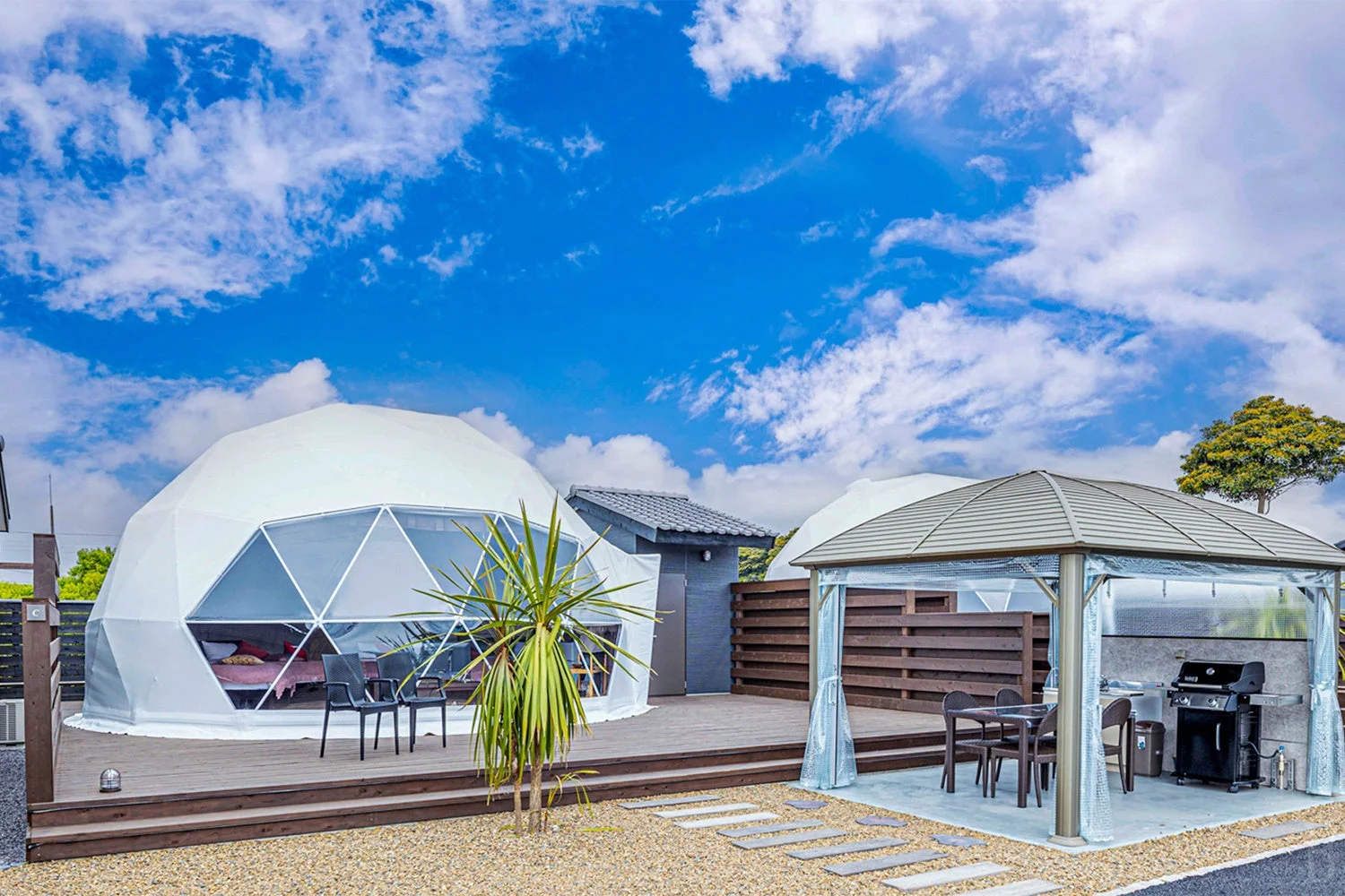 ドーム型テントが並ぶグランピング施設