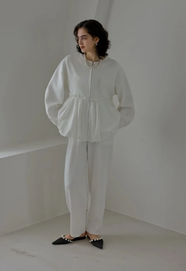 白いセットアップを着た女性