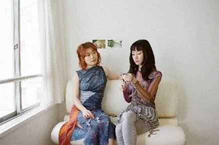 白いソファに座る2人の女性