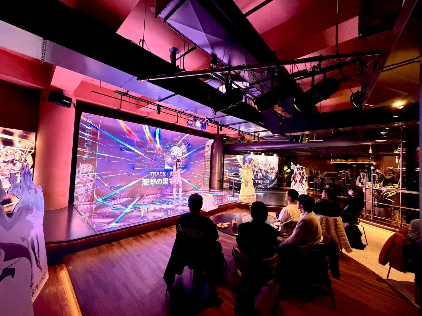 観客がステージを見守る様子