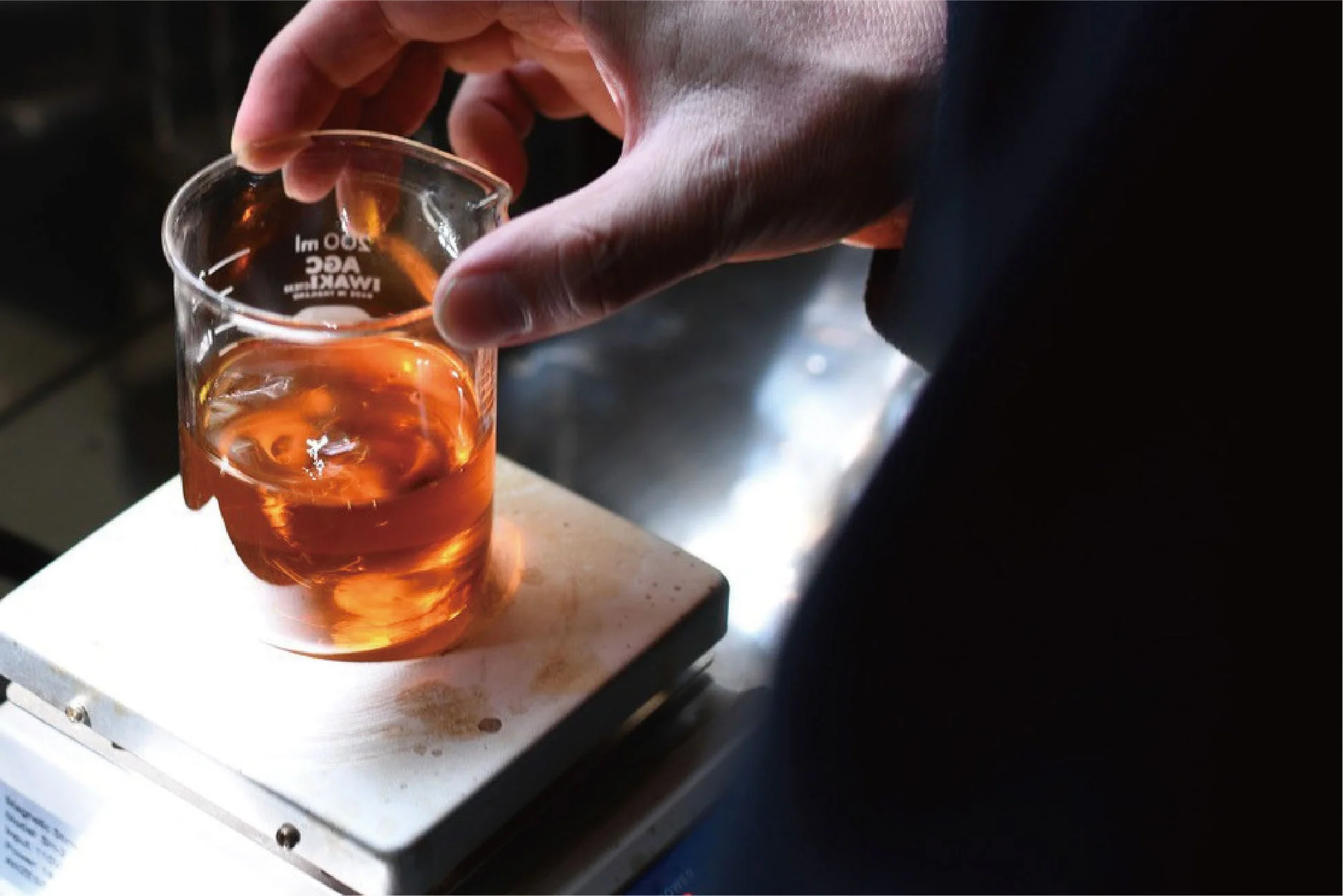 実験,科学,化学,液体,ビーカー,研究,ラボ,手,攪拌,琥珀色,研究室,計測