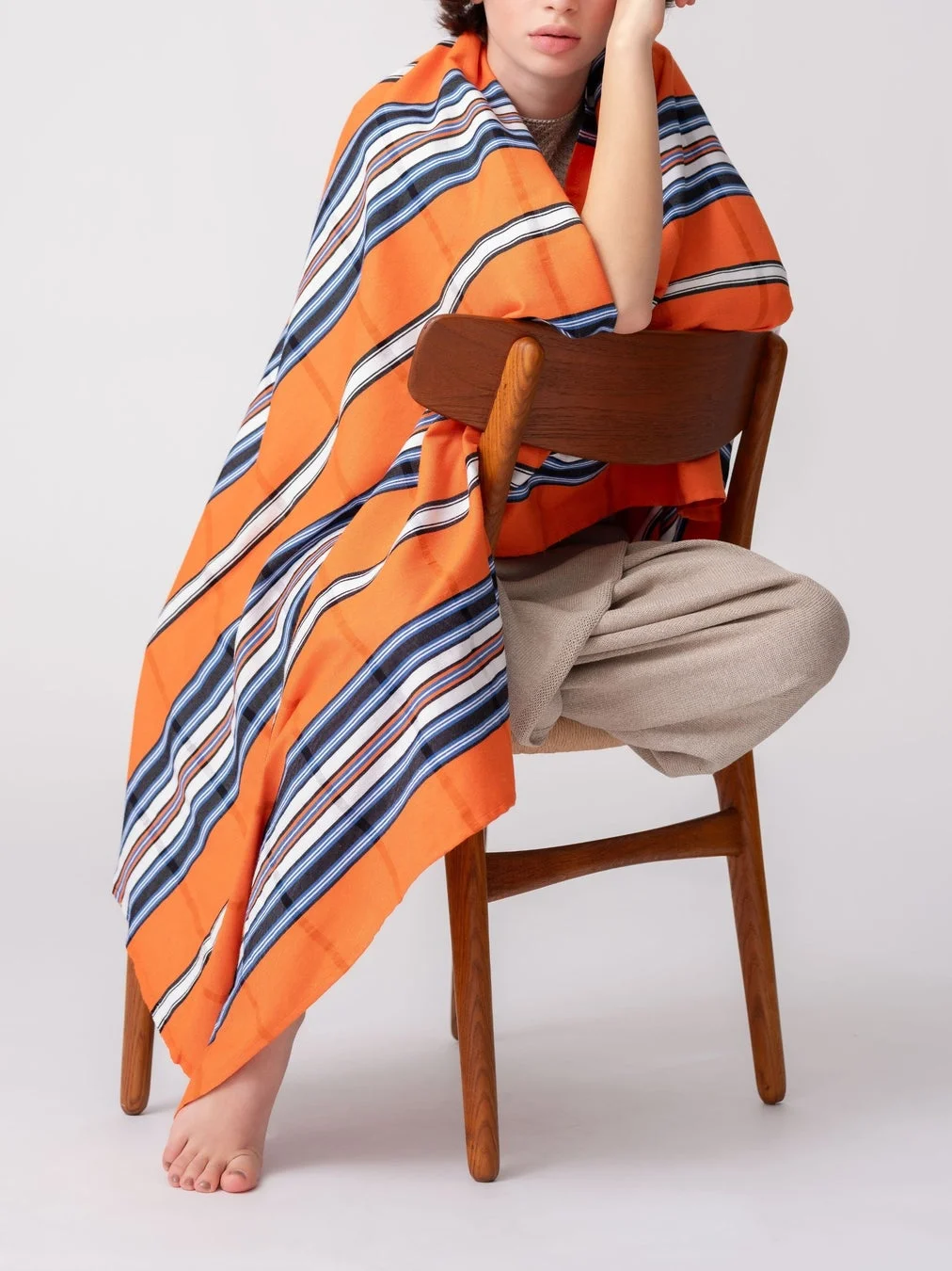 オレンジのスカーフをまとった人物