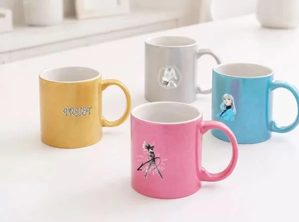 TRUSTと書かれたマグカップ