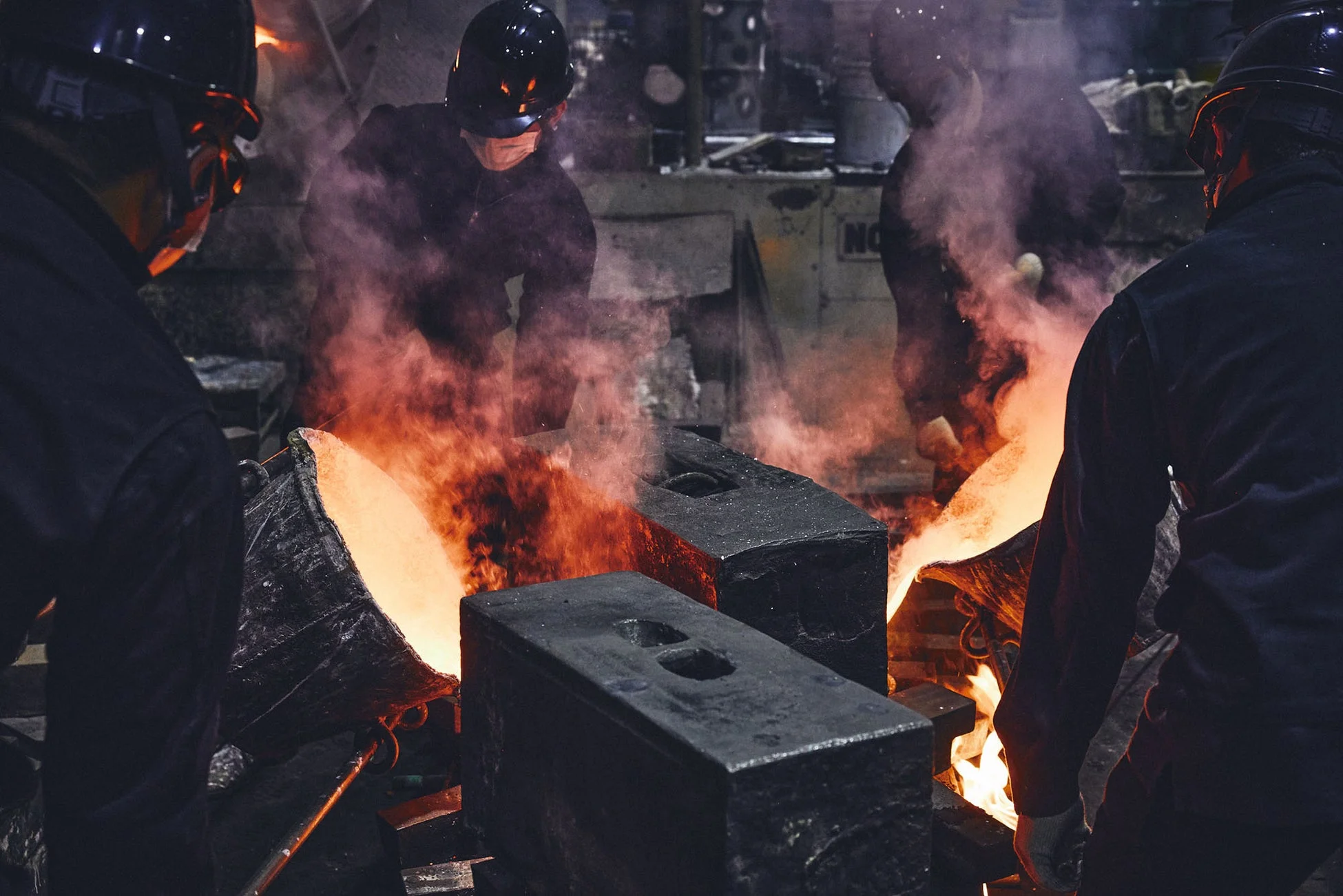 鋳造,工場,産業,労働,製造業,溶融金属,熱,煙,重工業,金属加工,職人,安全ヘルメット,鋳型,危険,作業現場