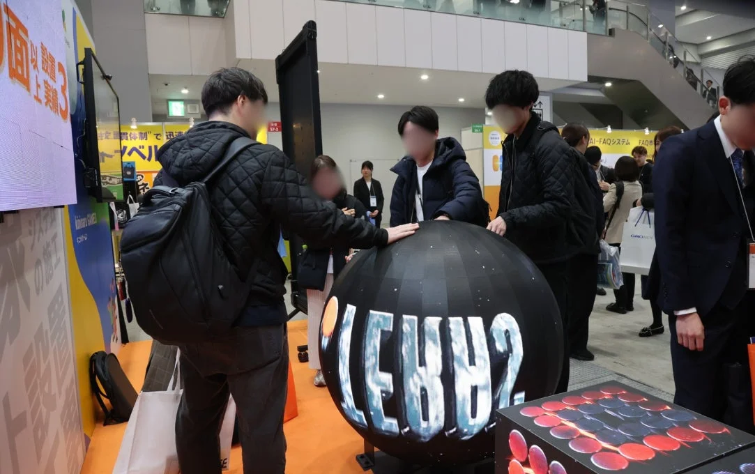 球体ディスプレイとAI-FAQシステムのブース