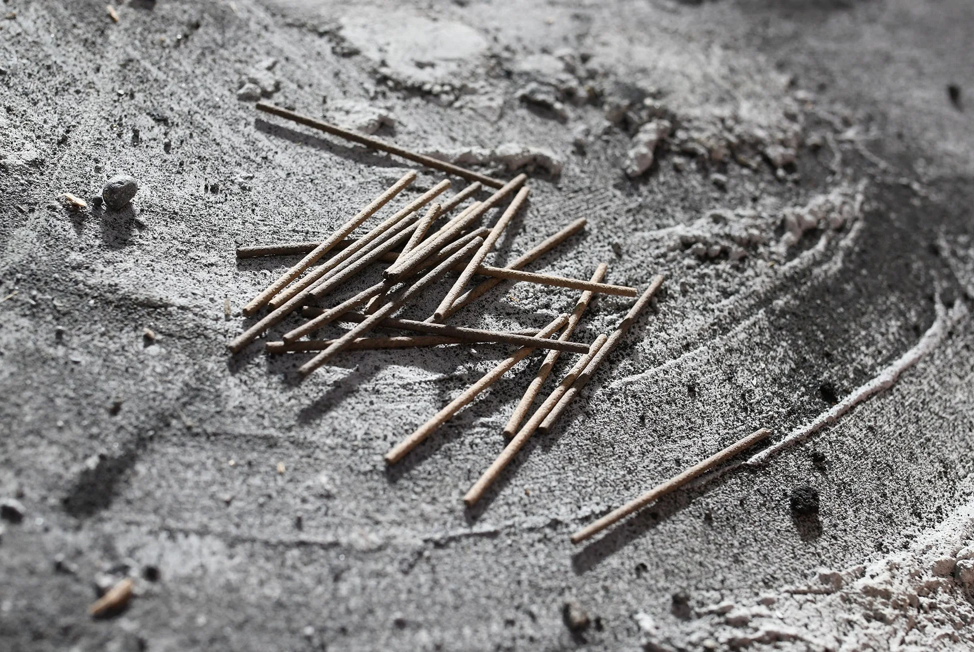 線香,灰,燃えカス,宗教,供養,瞑想,仏教,アロマ,祈り,儀式,静寂,質感