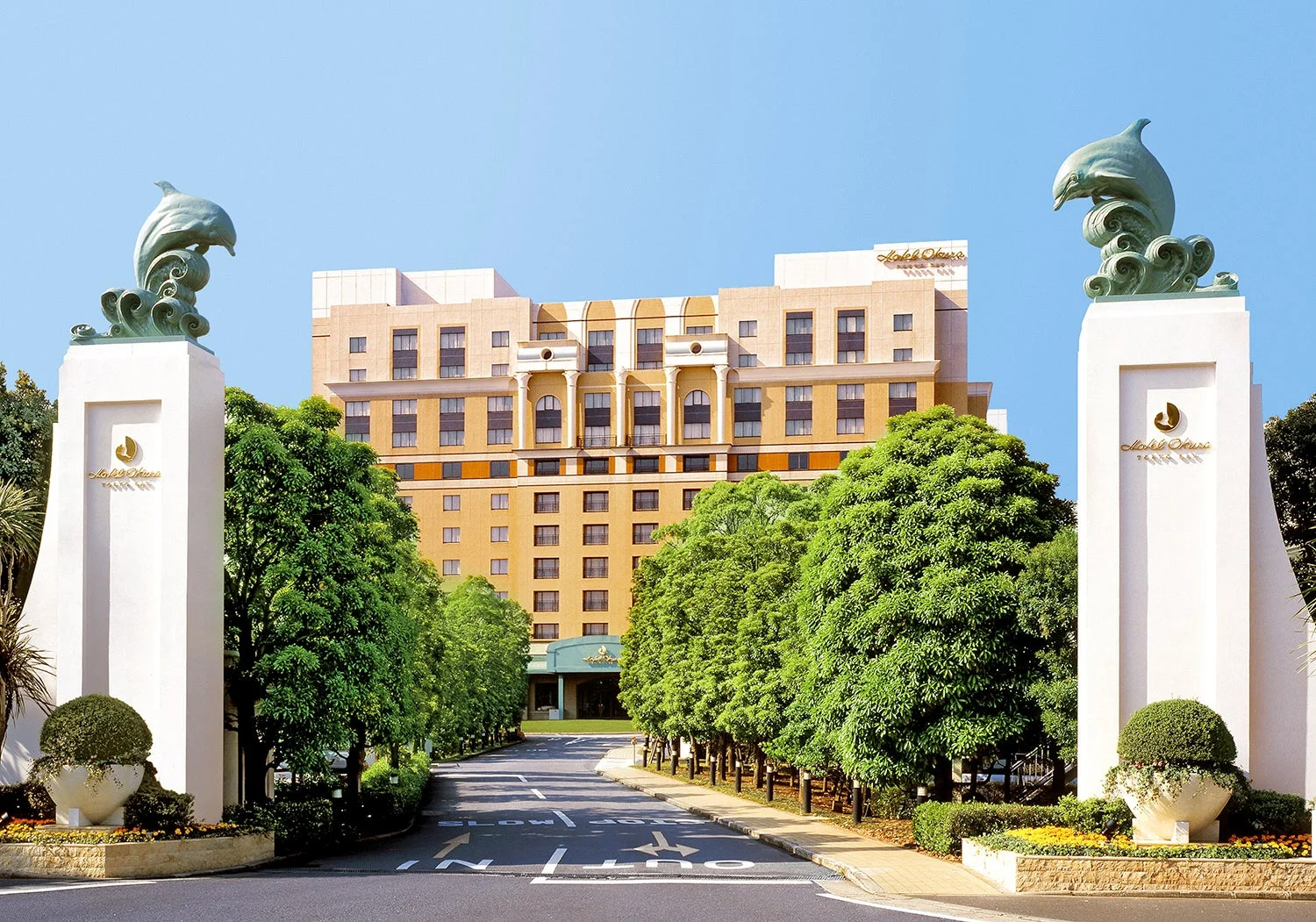 ホテルオークラ東京ベイのエントランスとイルカの門柱