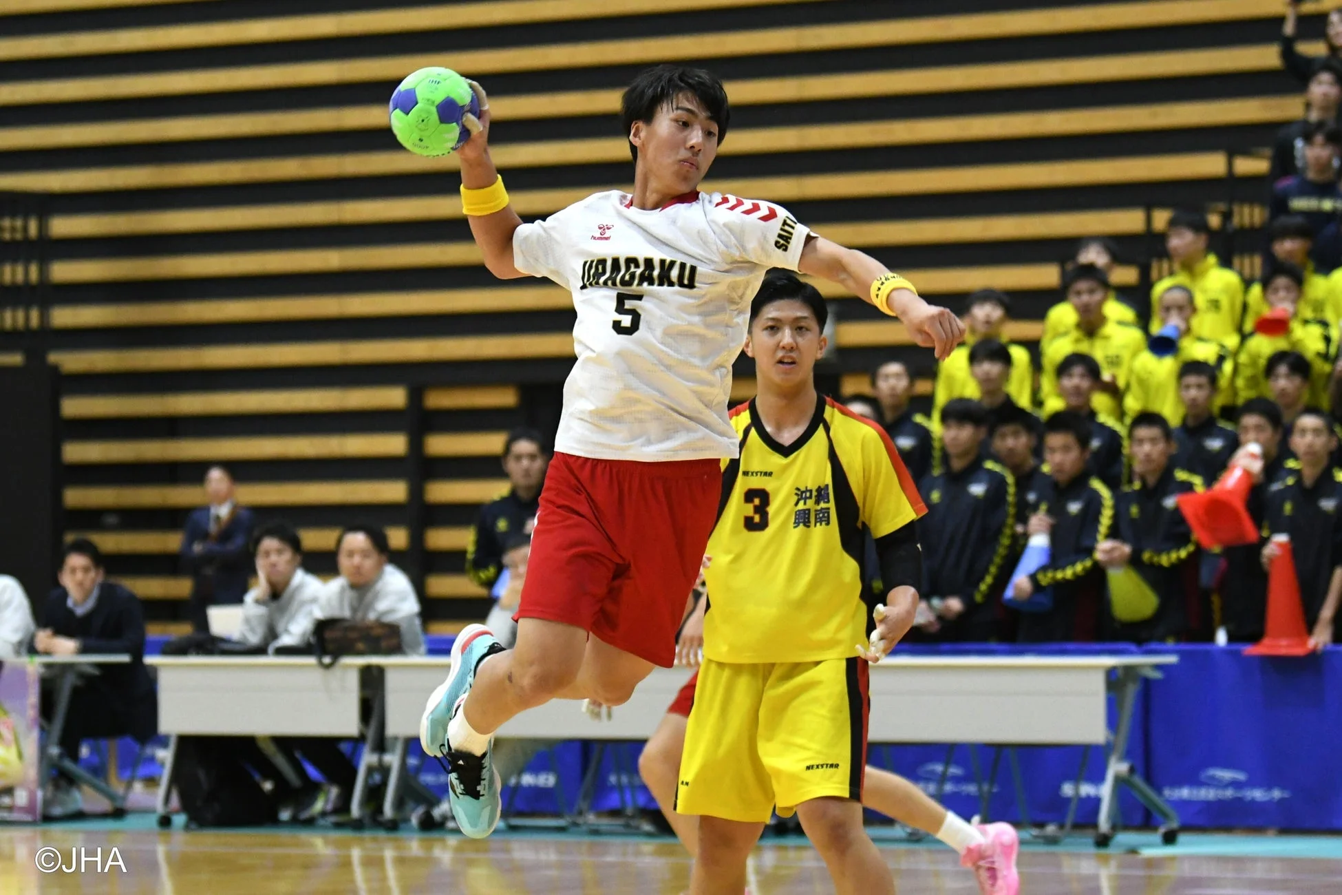 ハンドボール試合中のジャンプシュート