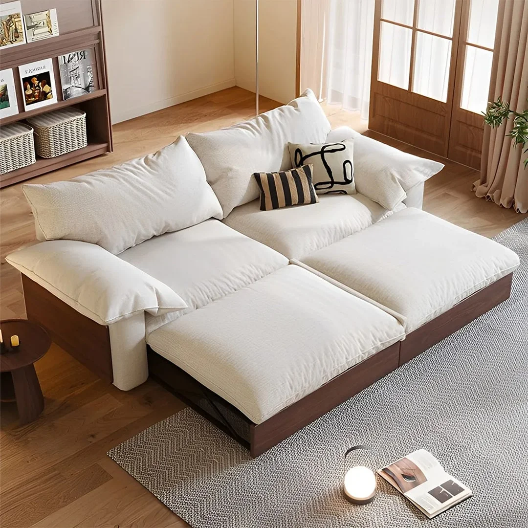 現代的なリビングルームに置かれた、白いモジュラーソファが主役の画像です。ソファには装飾的なクッションが置かれ、木製の家具やナチュラルな色合いで統一された、温かく快適な空間が広がっています。