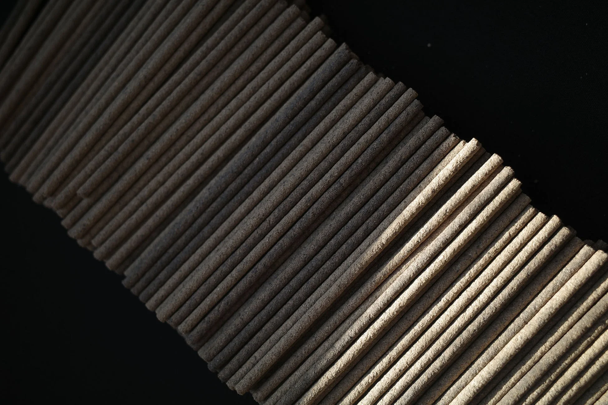 線香,お香,インセンス,スティック,アロマ,癒し,茶色,ベージュ,光と影,コントラスト,暗い背景,静寂,伝統,瞑想