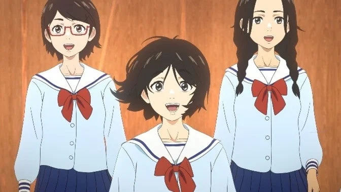 セーラー服を着た3人の女子学生が笑顔で並んでいるアニメーション画像です。