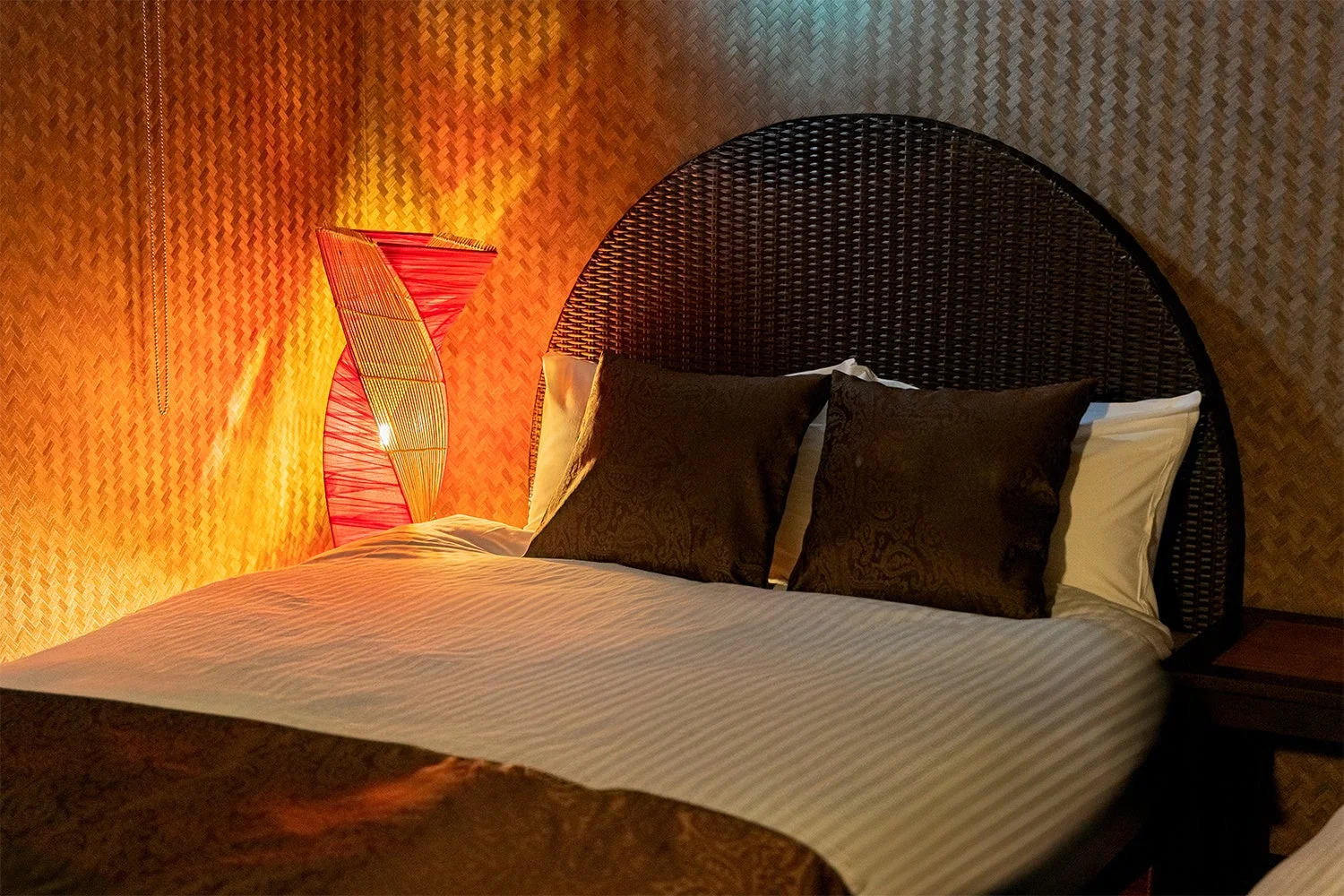 温かい間接照明が心地よい寝室