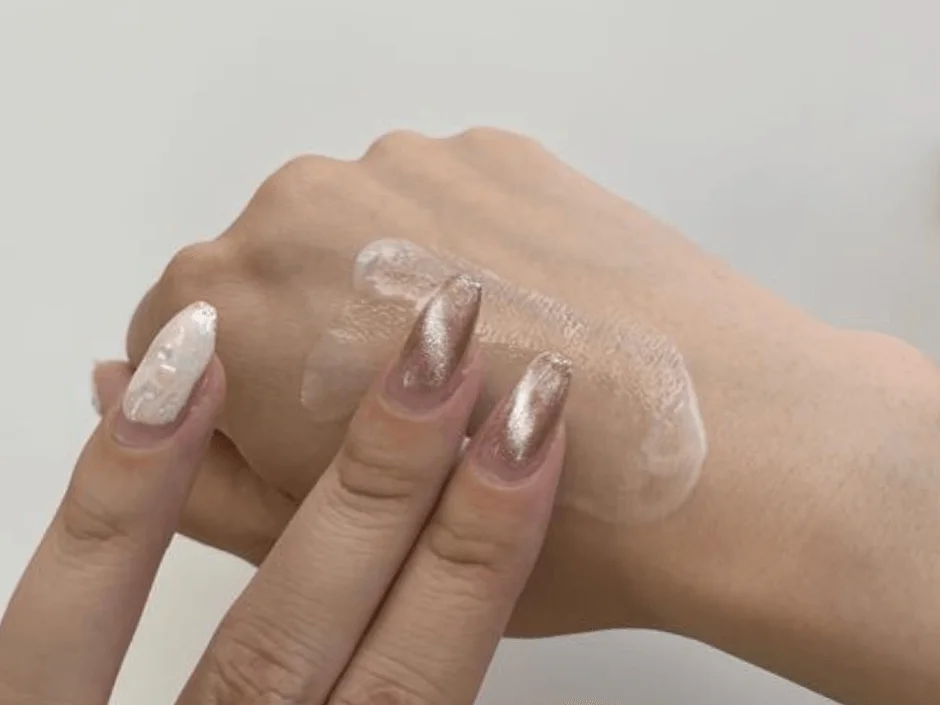 手の甲に白いクリーム