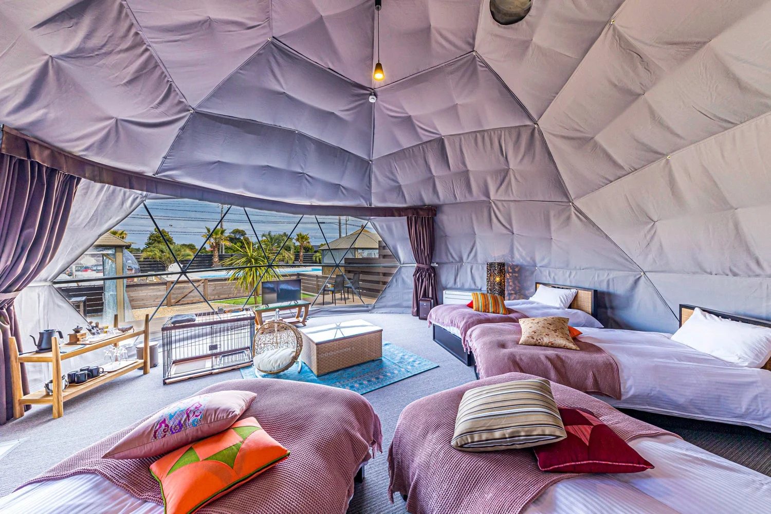 豪華なドーム型グランピングテントの室内