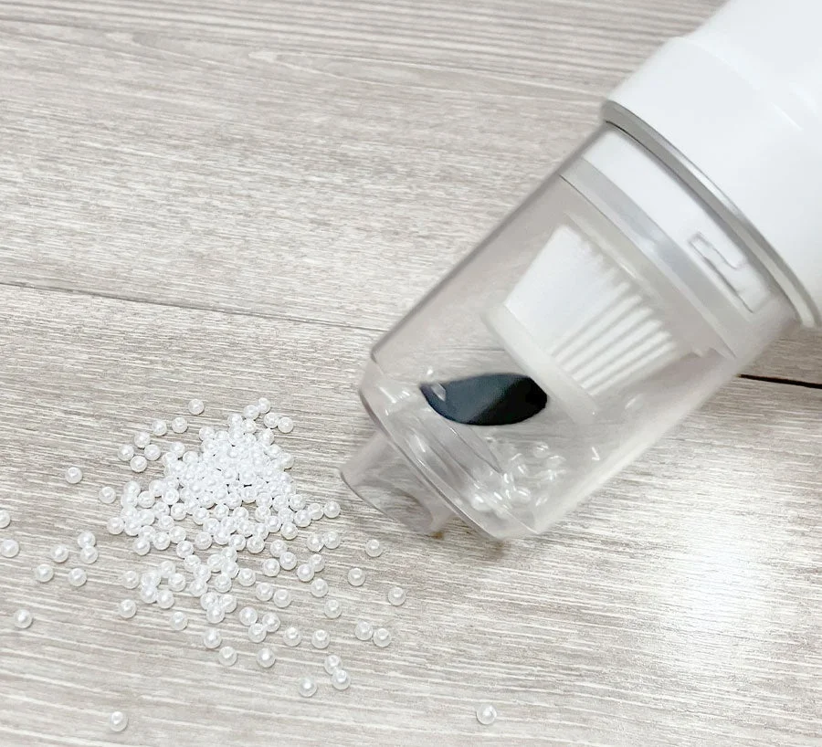 ハンディクリーナーでビーズを吸い取る様子