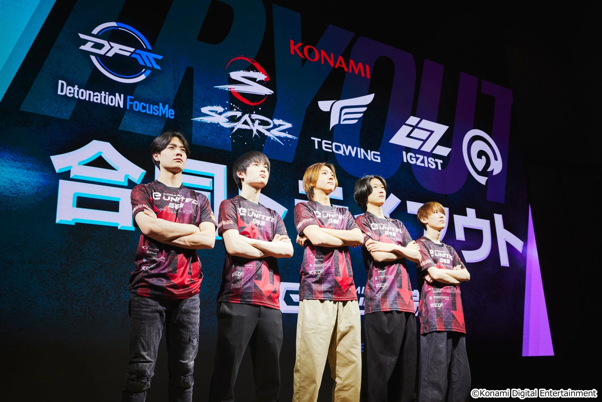 eスポーツイベントのステージで選手が立っている様子