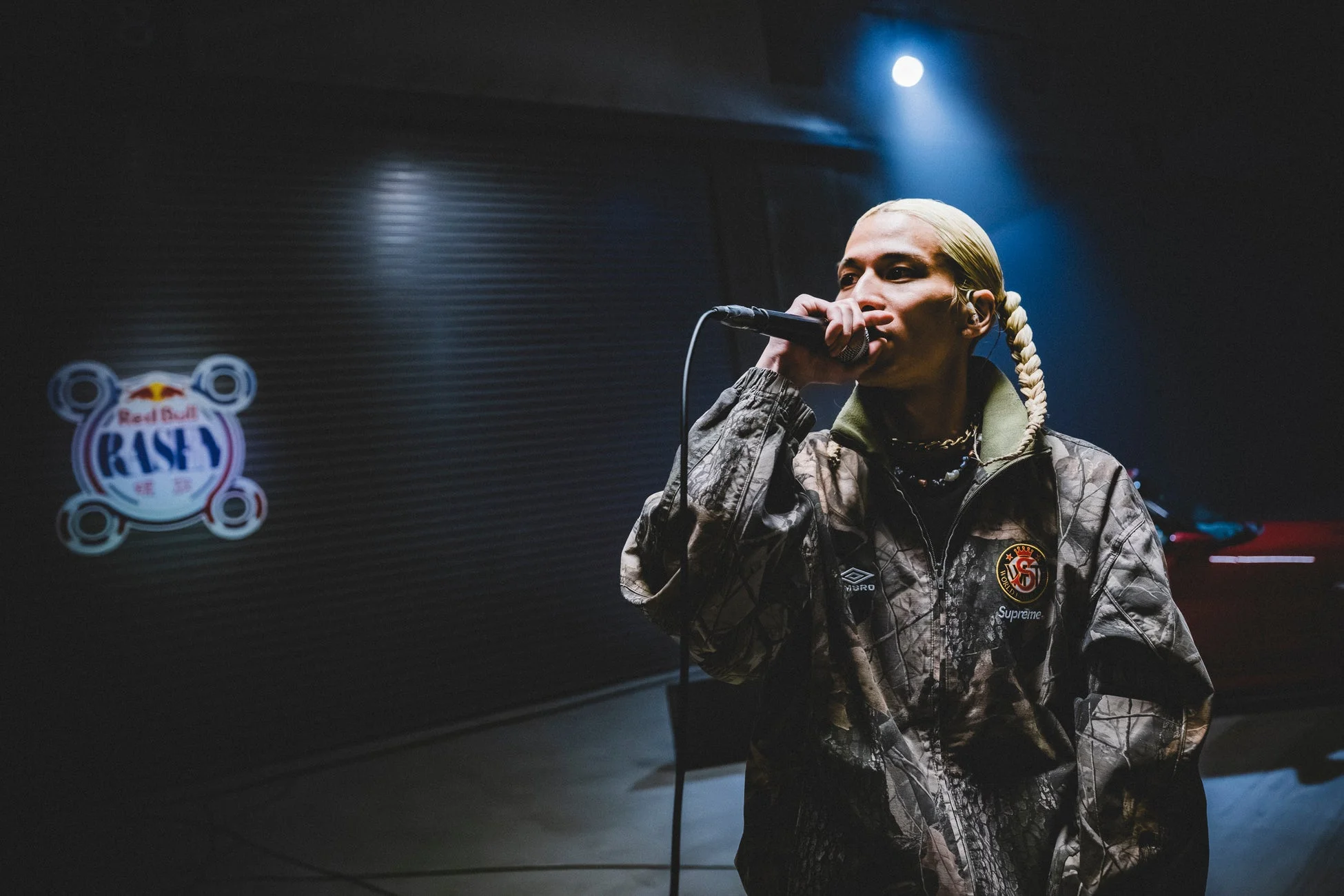 ブロンドヘアのラッパー