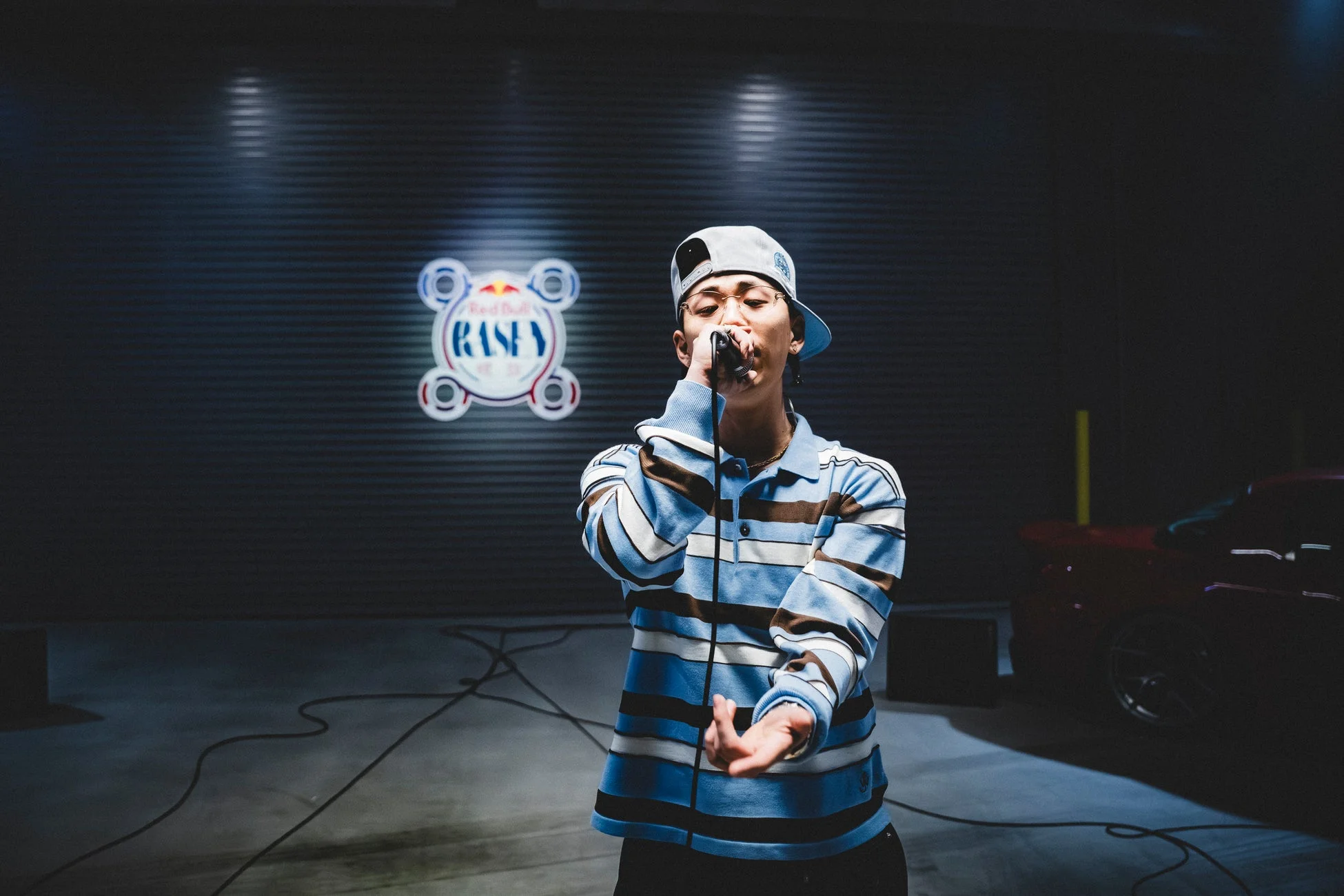 マイクを持つラッパー