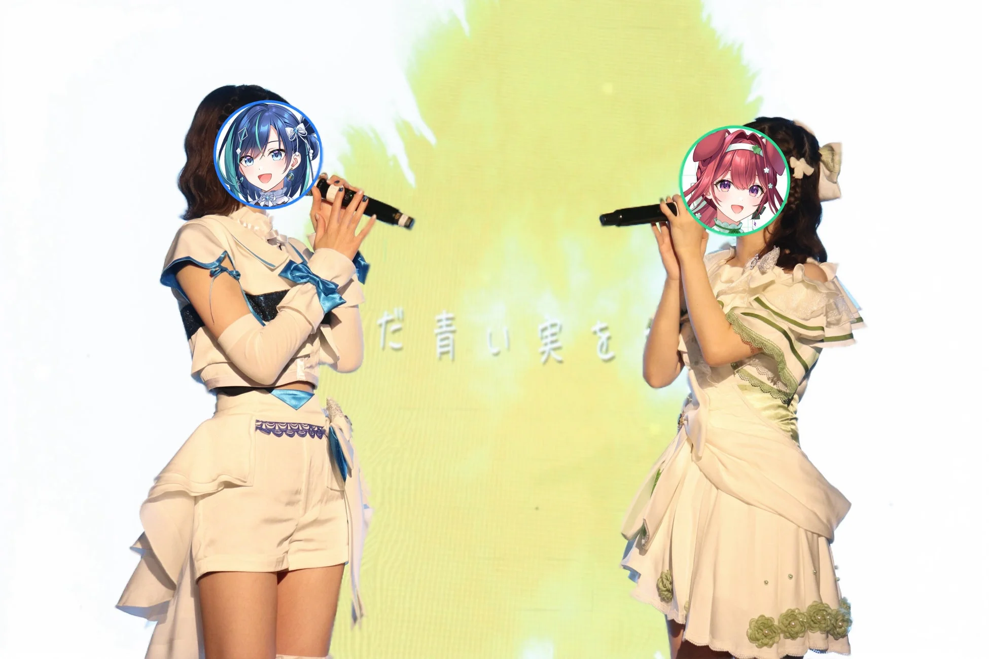 ライブステージで歌唱する二人の女性アイドル