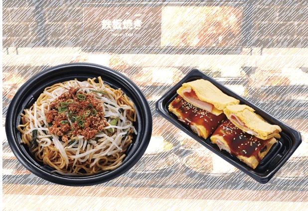 挽き肉ともやしが乗った焼きそばと、ソースとごまがかかった卵焼きロール、ハムを挟んだ卵焼きのセットです。鉄板焼き料理のテイクアウト品と思われます。