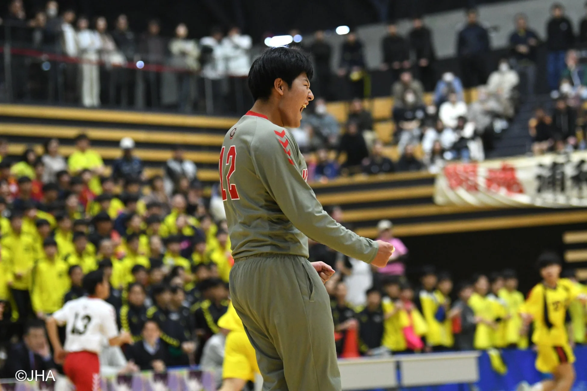 試合中の選手が雄叫びを上げているシーン