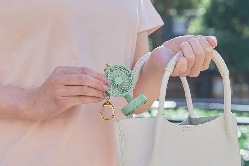 グリーンのミニ扇風機、誤作動防止