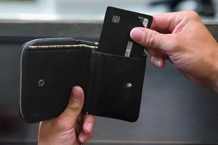 財布からカードを取り出す手元