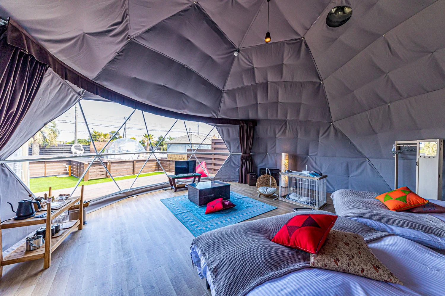 ドーム型テントのモダンな宿泊施設の室内