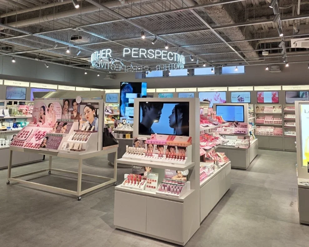 明るく照明されたコスメショップの店内の様子
