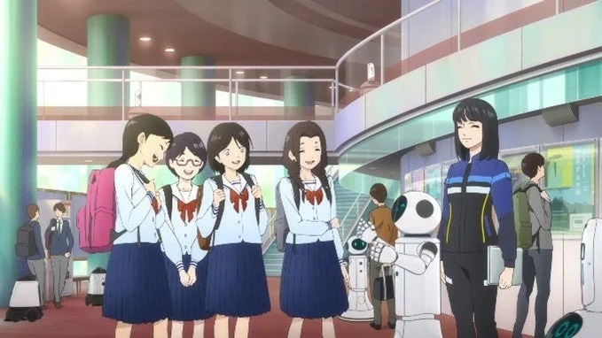 アニメ調の明るい空間で、制服を着た女子生徒たちが笑顔で集まっています。周囲には複数のロボットや他の生徒も見られ、未来的な学校のような場所の日常風景を描いています。