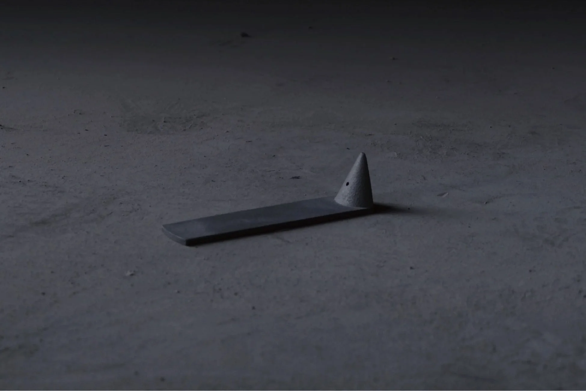 お香立て,インセンスホルダー,ミニマリスト,シンプル,グレー,陶器,工芸品,暗い,影,静寂