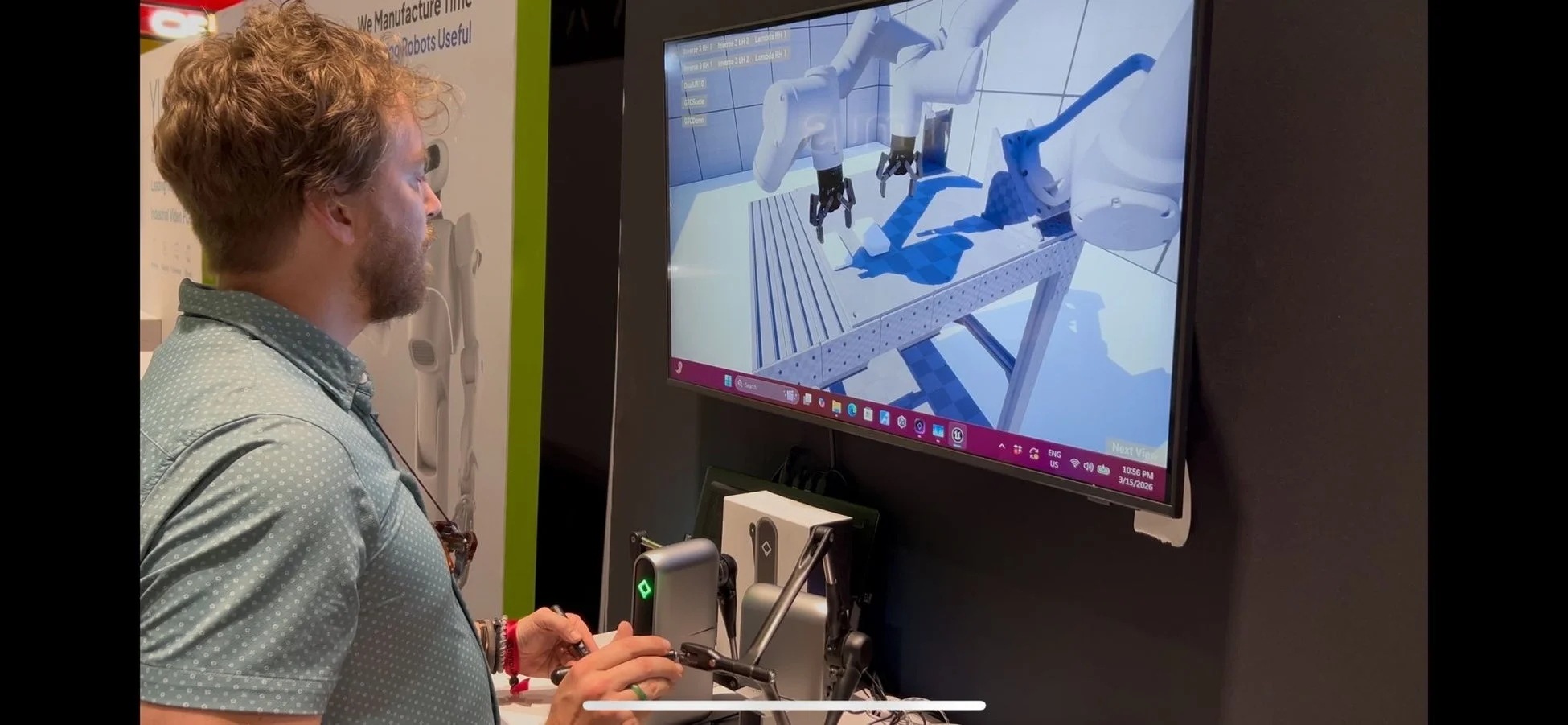 モニターに表示されたロボットシミュレーション